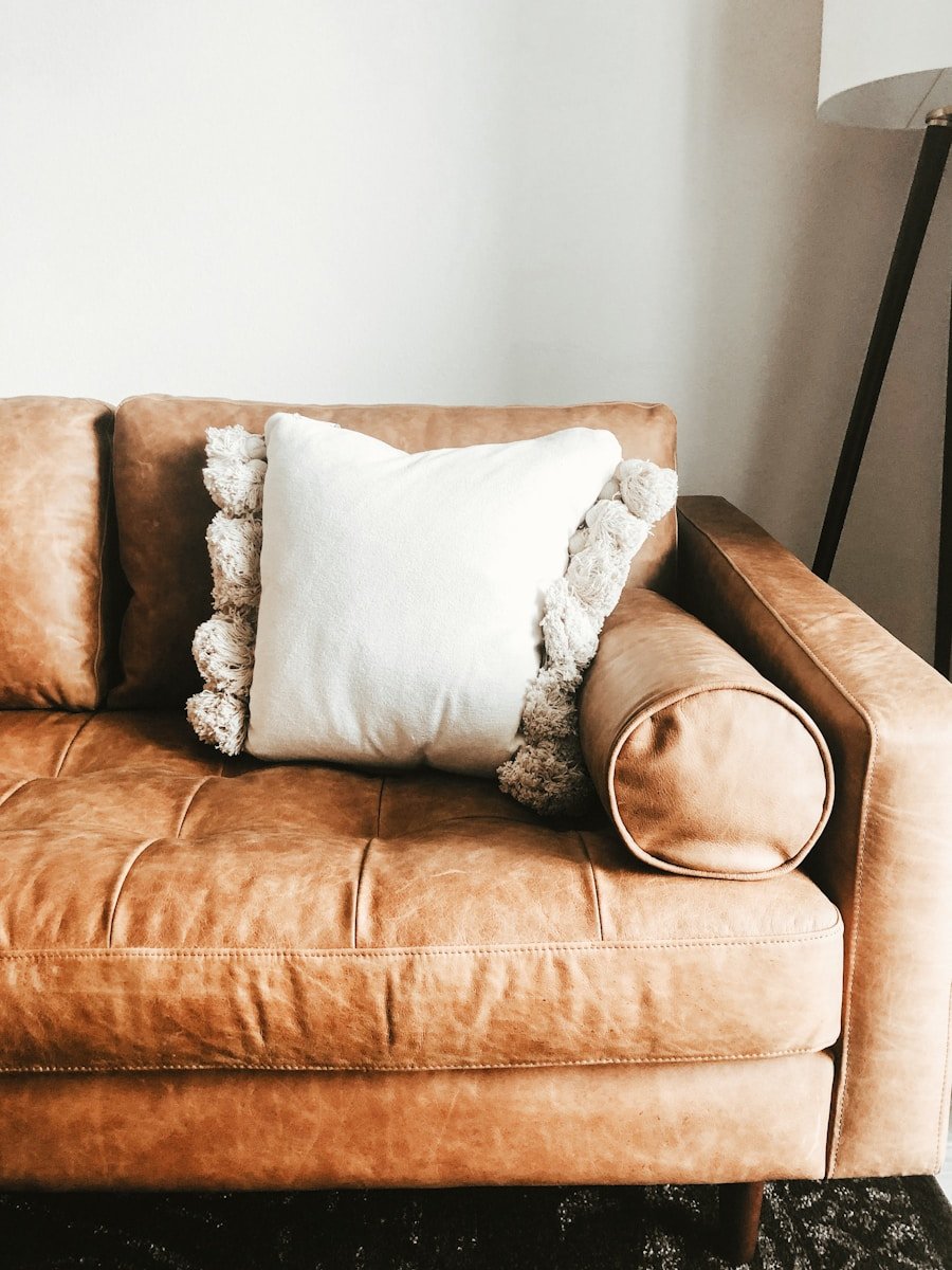 Photo "12 creative ways to use throw pillows for instant coziness"